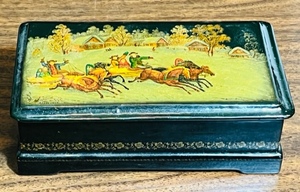 lot 45 image: BEAUTIFUL HAND-CRAFTED &amp PAINTED JEWELRY BOX - 6.5x 4x 2.5