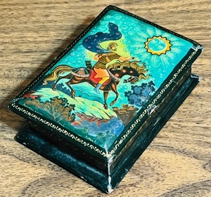 lot 46 image: BEAUTIFUL HAND-CRAFTED &amp PAINTED JEWELRY BOX &nbsp4.5x 3.5x 1.5