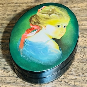 lot 47 image: BEAUTIFUL HAND-CRAFTED &amp PAINTED TRINKET BOX - 4.5x 3.5x 1.5