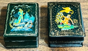 lot 48 image: 2&nbspBEAUTIFUL HAND-CRAFTED &amp PAINTED JEWELRY  TRINKET BOXES 2.5x 2x 1