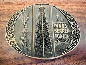 lot 53 image: VINTAGE AWARD DESIGN MEDALS, INC. SOLID BRASS MANS SEARCH FOR OIL BELT BUCKLE