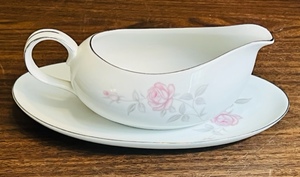 lot 78 image: VINTAGE AMCREST CARMEN FINE CHINA GRAVY BOAT with UNDER PLATE