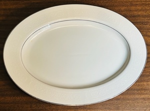 lot 79 image: VINTAGE DEMURE FINE PORCELAIN PLATTER 12
