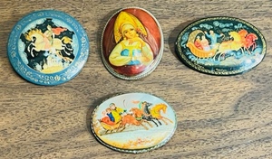 lot 80 image: 4 VINTAGE RUSSIAN HAND PAINTED BROOCHES&nbsp