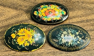 lot 81 image: 3 VINTAGE RUSSIAN HAND PAINTED BROOCHES