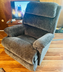 lot 83 image: BLUE LAY-Z-BOY ROCKERRECLINER