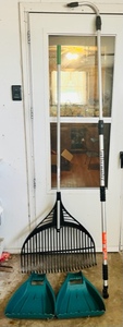 lot 86 image: EXTRA LARGE LEAF RAKE  GUTTER MASTER GUTTER CLEANER  2 HAND HELD PLASTIC LEAF PICKER UPS
