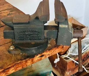 lot 87 image: LITTLESTOWN NO.145 BENCH VISE
