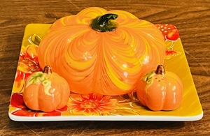 lot 95 image: BLOWN GLASS PUMPKIN wPAIR OF PUMPKIN SALT &amp PEPPER SHAKERS and GIVE THANKS TRAY