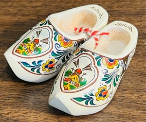 lot 188 image: 1 PAIR OF HAND CRAFTED and HAND PAINTED WOODEN SHOES FROM HOLLAND 3.5