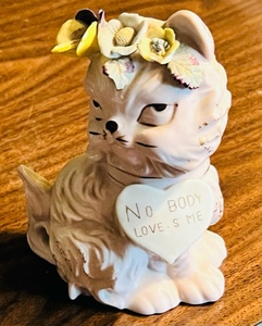 lot 196 image: POST-WAR JAPAN CERAMIC KITTEN NOBODY LOVES ME