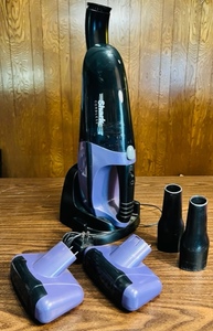 lot 201 image: CORDLESS SHARK VACUUM CLEANER with ATTACHMENTS MODEL SV780-NH