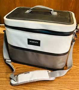 lot 202 image: IGLOO COOLER wSHOULDER STRAP 16x 14.5x 10.5