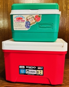 lot 203 image: RUBBERMAID 1.25 GALLON LUNCH BOX 10 78x 8.5x 7 58 and IGLOO LAGUNA #9 9qt.  13 CAN PERSONAL COOLER