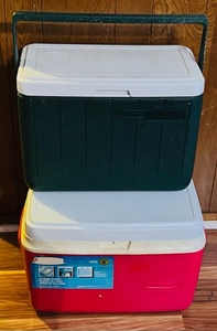 lot 206 image: COLEMAN MODEL #5277 &amp RUBBERMAID 34qt ICE CHEST