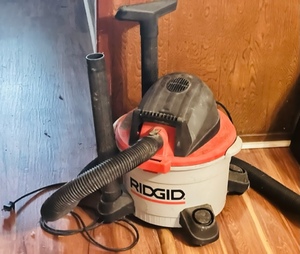 lot 210 image: RIGID WETDRY VAC MODEL WD06250 wATTACHMENTS