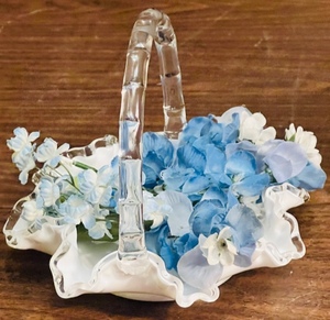 lot 235 image: BEAUTIFUL BLOWN GLASS BASKET 9x7