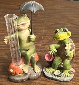 lot 236 image: 8 FROG RAIN GAUGE &amp 6 TURTLE PLAYING FIDDLE