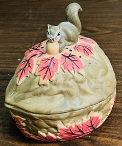 lot 246 image: CERAMIC SQUIREL &amp WALNUT NUT BOWL 7