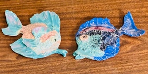 lot 263 image: 2 WALL HANGING CERAMIC COLORFUL DECORATIVE FISH 7.5x 5