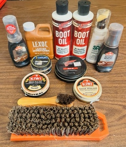 lot 264 image: ASSORTED SHOE POLISH ACCESSORIES