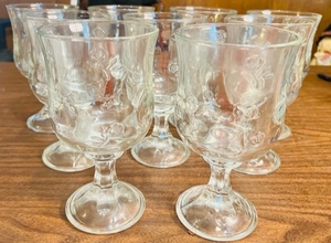 lot 272 image: VINTAGE ROSE PATTERN STEMMED GLASS GOBLETS 7.5