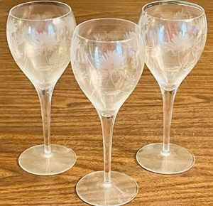 lot 276 image: 3 VINTAGE ETCHED GLASS STEMMED WINE GLASSES 7.5