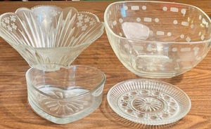 lot 290 image: 4 ASSORTED GLASS DISHBOWLS &nbsp&amp SMALL PLATE