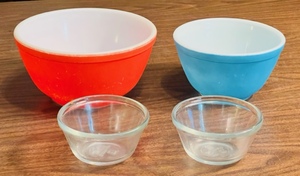 lot 291 image: 2 PYREX BOWLS (BLUE &amp RED)  2 ANCHOR HOCKING CUSTARD CUPS