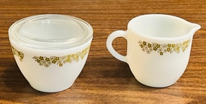 lot 293 image: FLORAL PATTERN CORNING 3 CUP wLID &amp PYREX by CORNING FLORAL PATTERN 3 CREAMER
