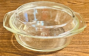 lot 294 image: SIMAX 8 GLASS CASSEROLE DISH #6106-15 wLID #5115C13 and HANDLES&nbsp