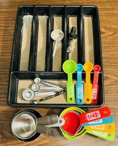 lot 297 image: RUBBERMAID DRAWER ORGANIZER 15x 12 wSTAINLESS STEEL AMERICA COOKS MEASURING CUPS ALONG WITH OTHER SETS OF MEARSURING CUPS &amp SPOONS
