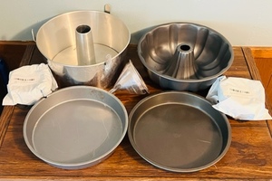 lot 321 image: 4 CAKE PANS wVINTAGE FLOUR SIFTER & 2 PACKS OF 100 GIANT MUFFIN CUPS