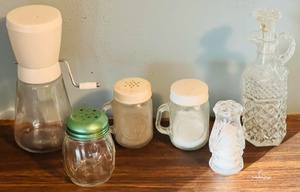 lot 324 image: 4 SALT &amp PEPPER SHAKERS, NUT GRINDER &amp VINAIGRETTE BOTTLE