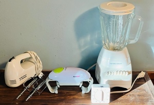 lot 325 image: HAMILTON BEACH HAND MIXER & BLENDER wROBOTWISK LID REMOVER & CHEFSTYLE KITCHEN TIMER
