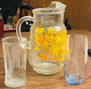 lot 332 image: VINTAGE 9 FLORAL PITCHER wTWO 70s GLASSES