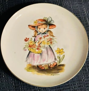 lot 241 image: 8 POST-WAR JAPAN COLLECTOR PLATE
