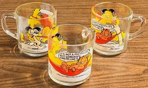 lot 333 image: 3 VINTAGE 1978 GARFIELD & ODIE McDONALDs CLEAR GLASS COFFEE MUGS - JIM DAVIS