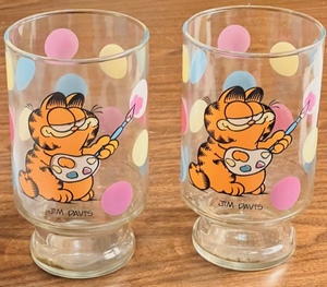 lot 334 image: 2 VINTAGE 7 GARFIELD ICE TEA DRINKING GLASSES wPOLKA DOTS (1978)