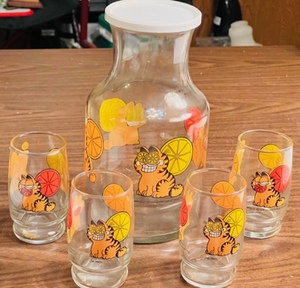 lot 335 image: 1978 GARFIELD ORANGE JUICE DECANTER wMATCHING JUICE GLASSES 9