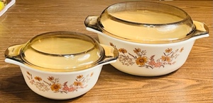 lot 340 image: 2 VINTAGE PYREX ENGLAND COUNTRY AUTUMN CASSEROLE DISHES wORIGINAL LIDS