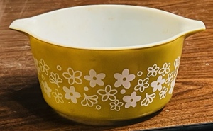 lot 360 image: PYREX SPRING BLOSSOM CRAZY DAISY GREEN #473 MIXING BOWLCASSEROLE DISH 1qt