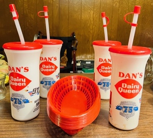 lot 366 image: VINTAGE 1989 DANs DQ & BAYLOR UNIV COMMORATIVE 75 YRS OF THE SW CONFERENCE, SOUVENIR REFILL. DRINK BOTTLES & 1980s DQ FOOD BASKETS