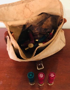 lot 140 image: VINTAGE BAG wSHOTGUN ROUNDS