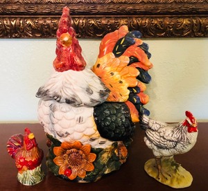 lot 144 image: ROOSTER COOKIE JAR w2 SMALL CHICKEN FIGURINES