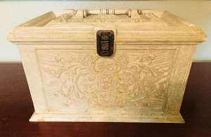 lot 153 image: PLASTIC SEWING BOX INCLUDING CONTENTS 15x 10x 9