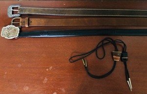 lot 157 image: 32 ARIAT 2007 LIMITED EDITION GENUINE LEATHER BUCKLE  JUSTIN 30 TOP GRAIN LEATHER BELT  ONYX 32 BLACK LEATHER BELT wEAGLE BUCKLE  2 BOLOS&nbsp