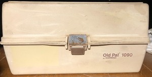 lot 305 image: VINTAGE WOODSTREAM OLD PAL 1090 TACKLE BOX