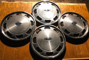 lot 304 image: SET OF 4 VINTAGE 1984-86 FORD TEMPO 14 HUBCAB WHEEL COVER - E63C-1130-BA