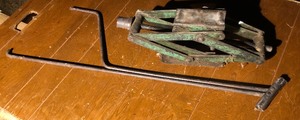 lot 303 image: VINTAGE HEAVY DUTY SCISSOR JACK